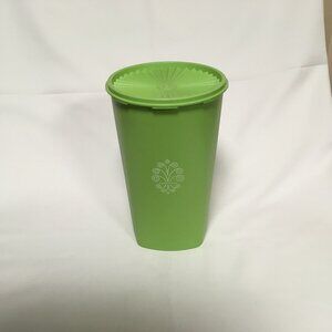 Vintage Tupperware Tall Canister Snackkeeper Apple Green 1222   16 Cups
